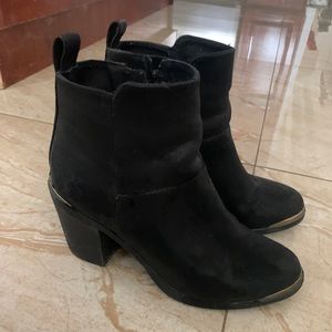 Gold metallic detailing. Heel height is 3.5ish. Fits 7.5 or 8